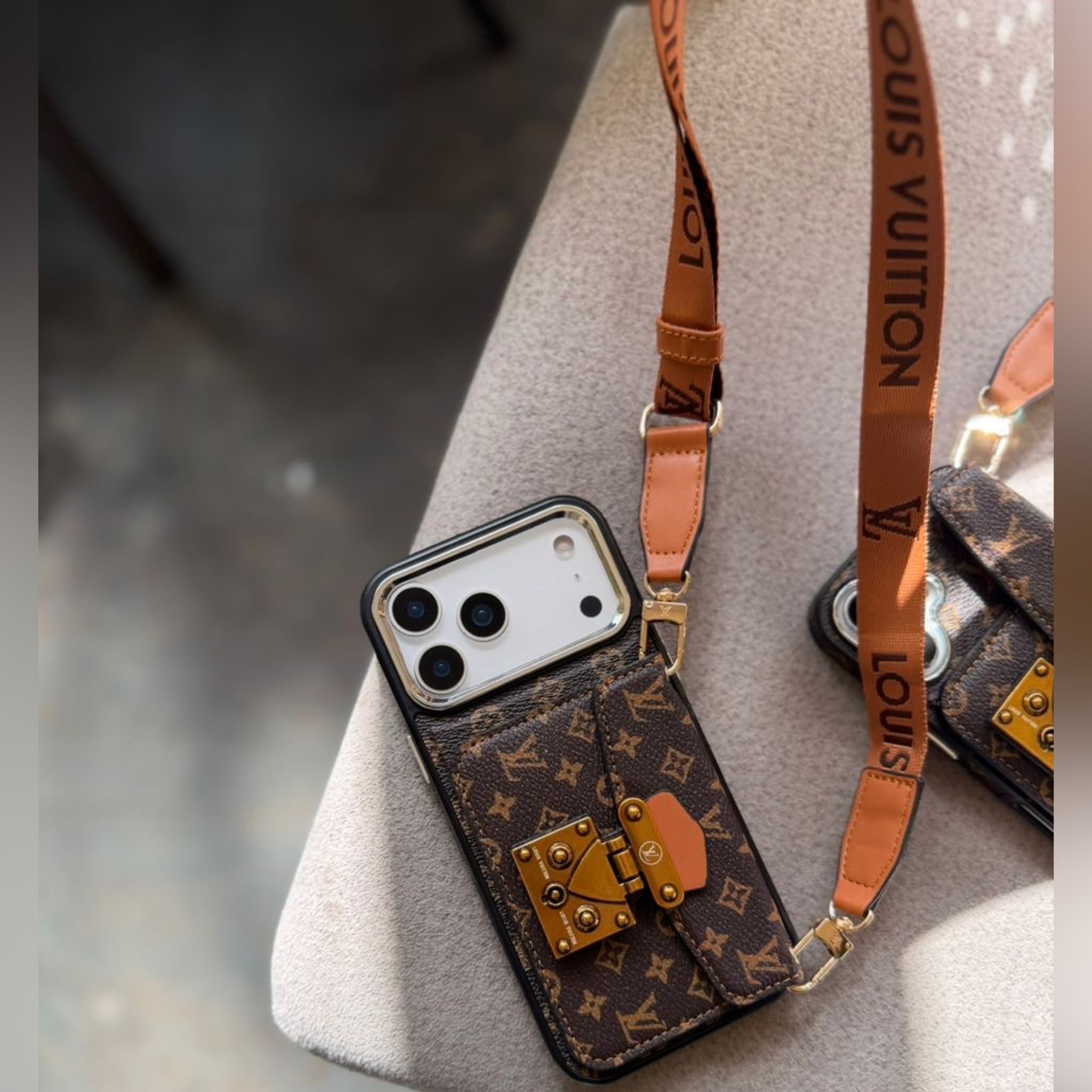 قاب Louis Vuitton جاکارتی لویی ویتون آیفون
